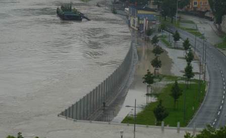 https://www.hochwasserschutz.de/fileadmin/images/Mobiler_Hochwasserschutz__Magic_Wall_Grein__Demounatble_Flood_Protection.jpg